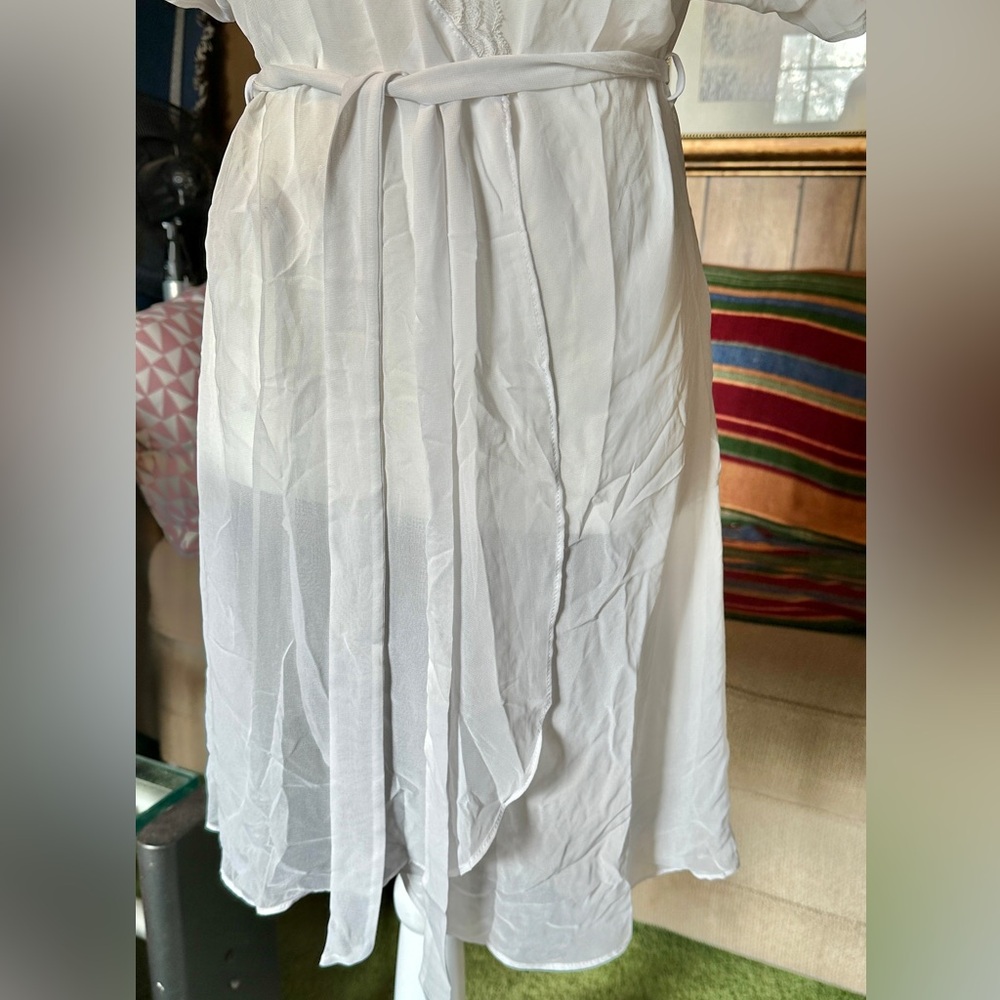 Elegant White Lace Robe - Picture 3 of 13